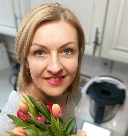 Anna Knas with tulips